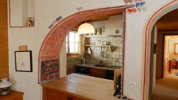 Kühlschrank, Geschirrspüler, Kochgeschirr/Geschirr/Besteck, Esstisch