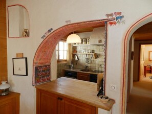 Kühlschrank, Geschirrspüler, Kochgeschirr/Geschirr/Besteck, Esstisch