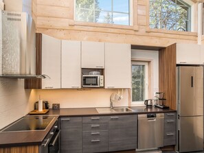 Jääkaappi, mikroaaltouuni, astianpesukone, syöttötuoli