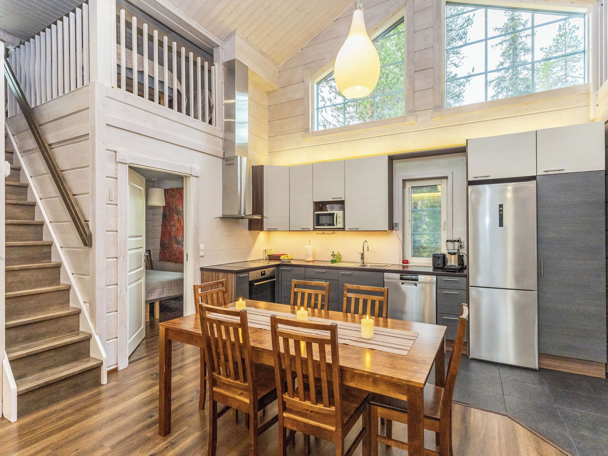 Jääkaappi, mikroaaltouuni, astianpesukone, syöttötuoli