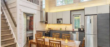 Jääkaappi, mikroaaltouuni, astianpesukone, syöttötuoli