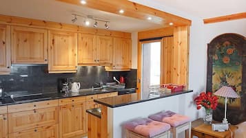 Kühlschrank, Mikrowelle, Ofen, Geschirrspüler