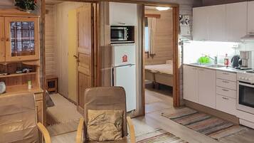 Køleskab, mikrobølgeovn, højstol, køkkentøj/tallerkener/redskaber