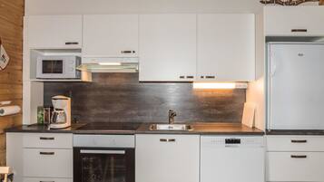 Fridge, microwave, dishwasher, cookware/dishes/utensils