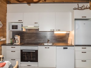 冷蔵庫、電子レンジ、食器洗い機、調理器具と食器