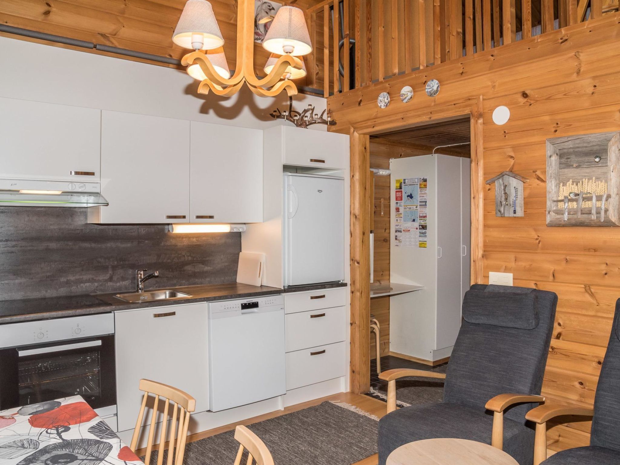 Kjøleskap, mikrobølgeovn, oppvaskmaskin og kjøkkenutstyr