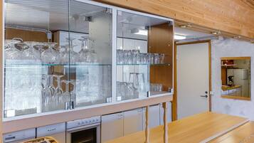 Fridge, microwave, dishwasher, cookware/dishes/utensils