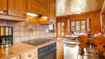 Kühlschrank, Ofen, Geschirrspüler, Kochgeschirr/Geschirr/Besteck