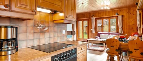 Fridge, oven, dishwasher, cookware/dishes/utensils