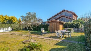 A wooden house with a garden, a small shed, and outdoor seating. - Oyan Aldo by Interhome (Mimizan)