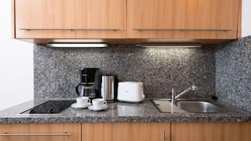 Kühlschrank, Toaster, Hochstuhl, Kochgeschirr/Geschirr/Besteck