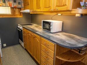 Fridge, microwave, dishwasher, cookware/dishes/utensils