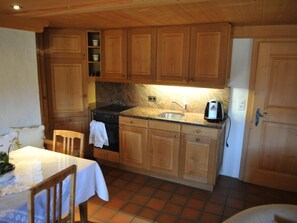 Kühlschrank, Mikrowelle, Geschirrspüler, Kochgeschirr/Geschirr/Besteck
