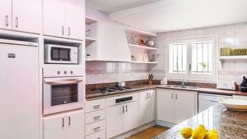 Kühlschrank, Mikrowelle, Ofen, Geschirrspüler