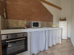 Kühlschrank, Mikrowelle, Ofen, Kochgeschirr/Geschirr/Besteck