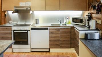 Een koelkast, een microgolfoven, een vaatwasser