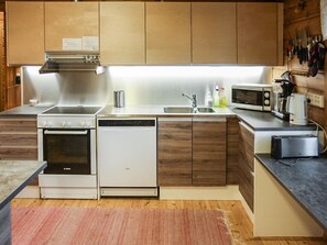 Een koelkast, een microgolfoven, een vaatwasser