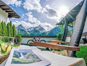 Una mesa con un vaso de agua, una bicicleta roja y una revista titulada 'Kraftplatz'.