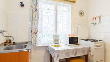 Køleskab, ovn, køkkentøj/tallerkener/redskaber