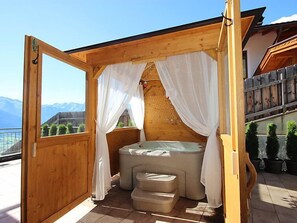 Bañera de hidromasaje al aire libre