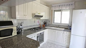 Kühlschrank, Mikrowelle, Ofen, Geschirrspüler