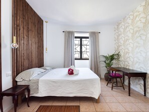 3 bedrooms, iron/ironing board, internet