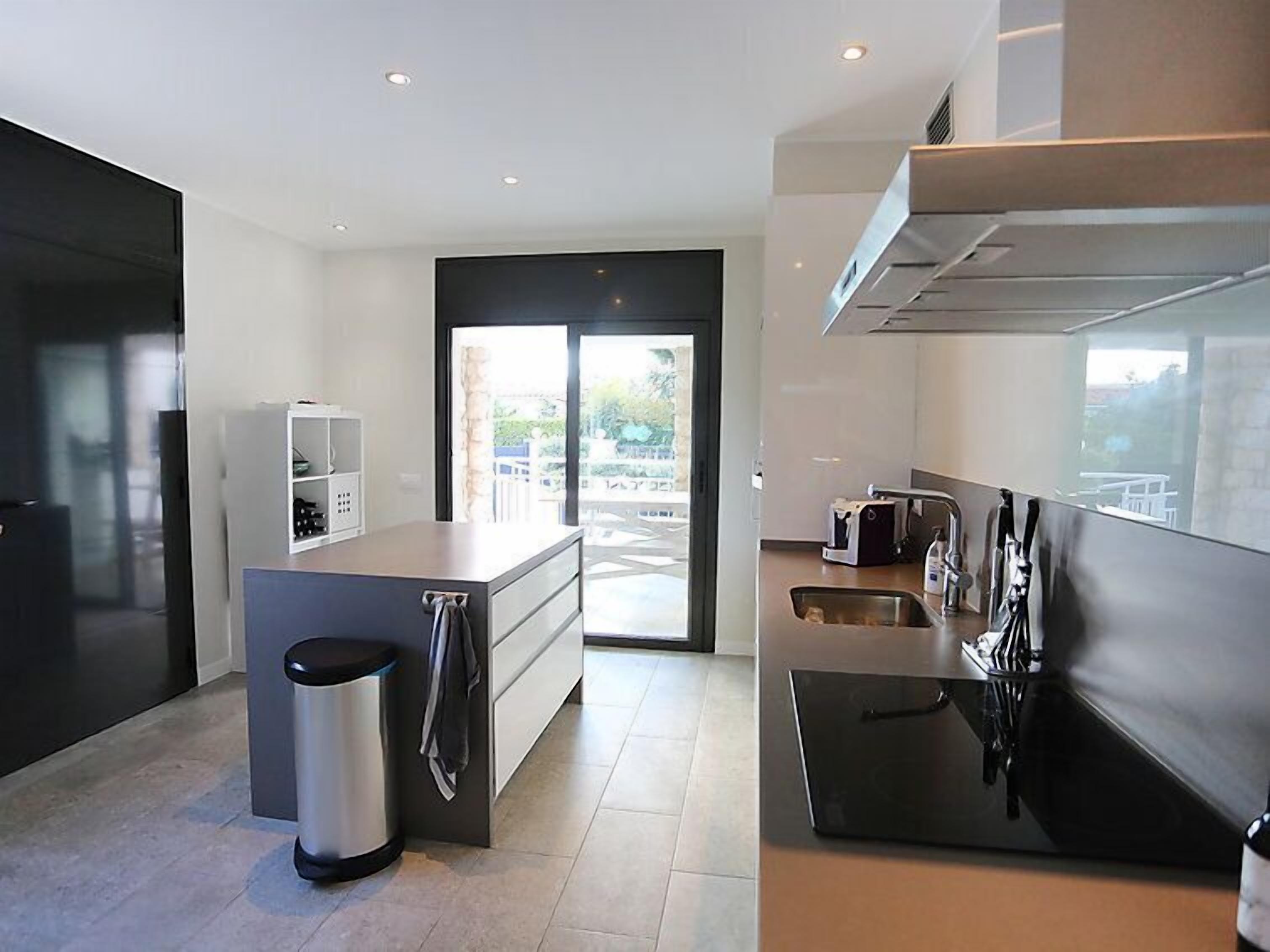 Een koelkast, een magnetron, een oven, een vaatwasser