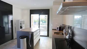 Een koelkast, een magnetron, een oven, een vaatwasser