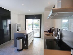 Kühlschrank, Mikrowelle, Ofen, Geschirrspüler