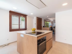 Frigorífico, microondas, horno y lavavajillas