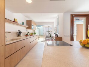 Frigorífico, microondas, horno y lavavajillas