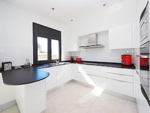 Réfrigérateur, micro-ondes, four, lave-vaisselle