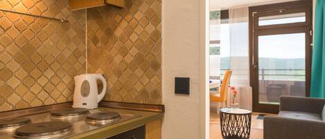 Kühlschrank, Ofen, Toaster, Kochgeschirr/Geschirr/Besteck