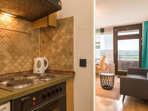 Kühlschrank, Ofen, Toaster, Kochgeschirr/Geschirr/Besteck