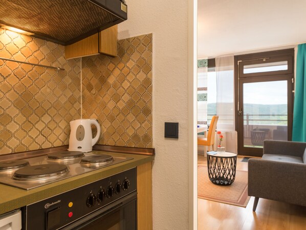 Kühlschrank, Ofen, Toaster, Kochgeschirr/Geschirr/Besteck