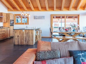 Fernseher, Kamin, DVD-Player