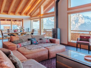 Fernseher, Kamin, DVD-Player