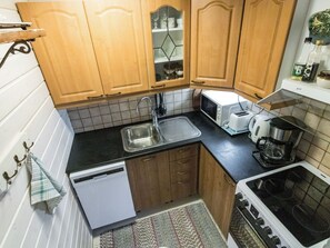 Jääkaappi, mikroaaltouuni, keittoastiat/astiat/ruokailuvälineet