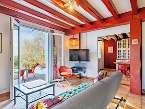 Flat-screen TV, fireplace, DVD player