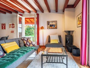 Flat-screen TV, fireplace, DVD player