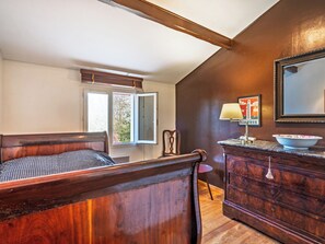 4 bedrooms, iron/ironing board, free Internet