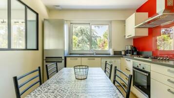 Een koelkast, een microgolfoven, een oven, een vaatwasser