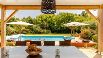 Een verwarmd zwembad