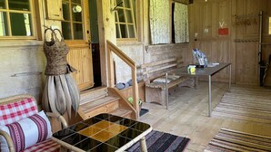 Un interior de madera con un sofá, una mesa y un banco.