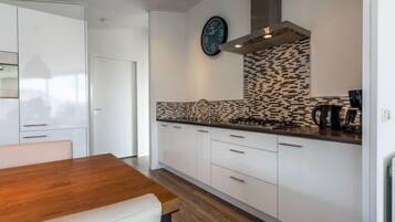 Kühlschrank, Geschirrspüler, Kochgeschirr/Geschirr/Besteck