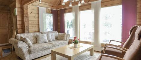 Una sala de estar acogedora con un sofá, una mesa de centro y un sillón.