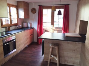 Kühlschrank, Geschirrspüler, Kochgeschirr/Geschirr/Besteck