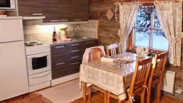 Réfrigérateur, micro-ondes, batterie de cuisine, vaisselle et ustensiles