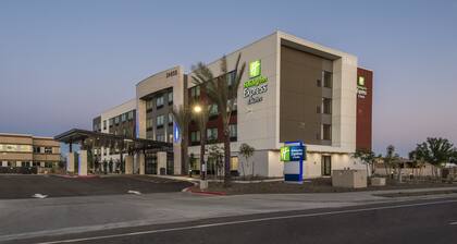 Holiday Inn Express & Suites Phoenix North - Happy Valley, an IHG Hotel