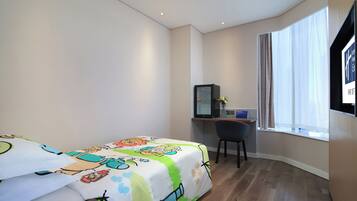 Standard Room, 1 King Bed (With 1 Kids Bed) | Soundproofing, bed sheets